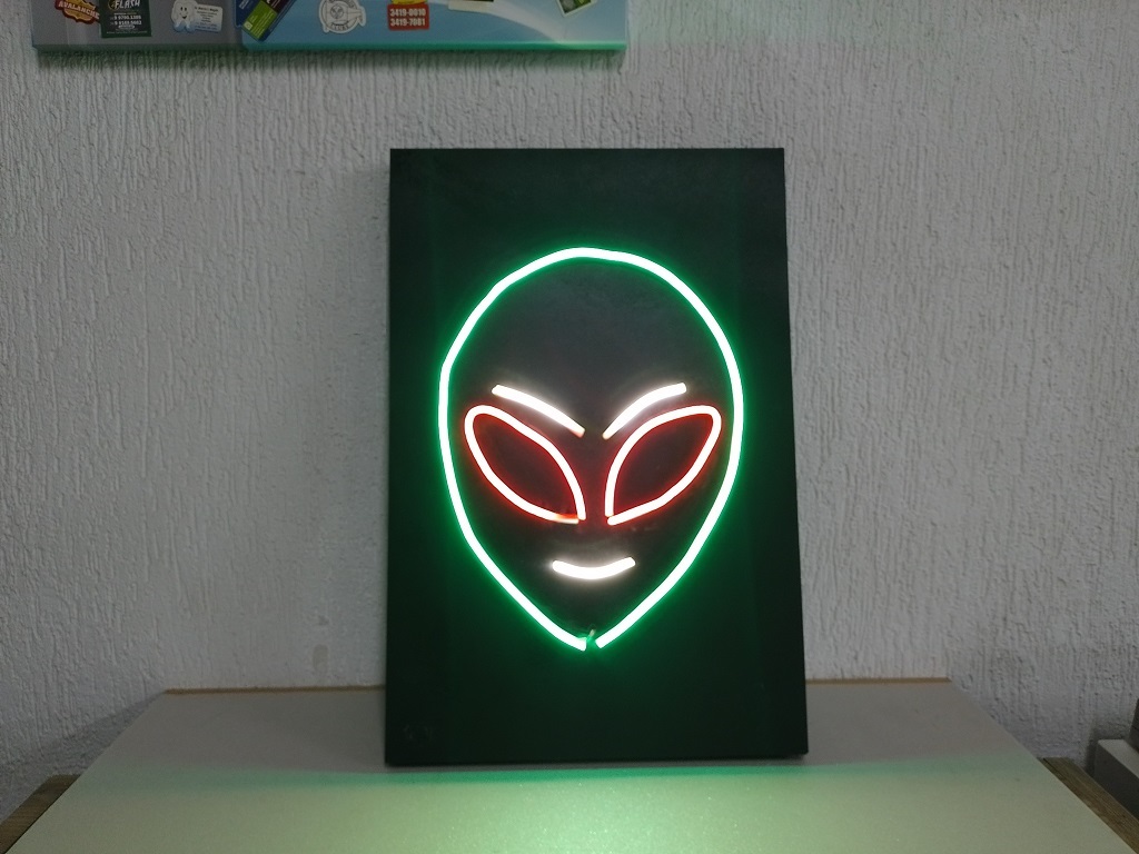 Placa Neon ET Ligada